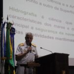 Vice-Almirante ministrando aula inaugural